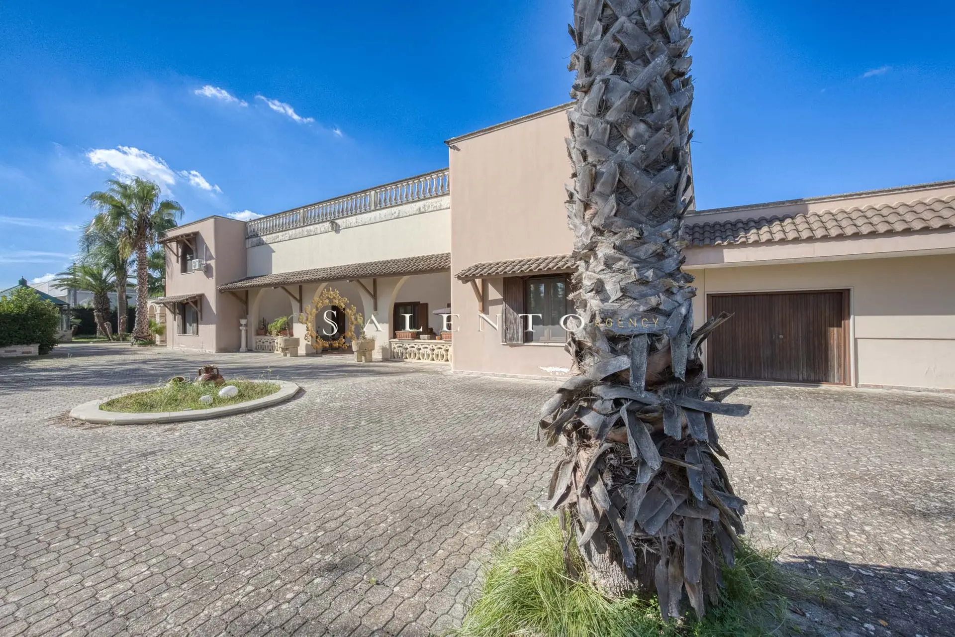 Villa with swimming pool in Cutrofiano